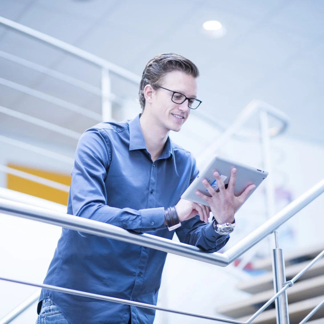 isah-oplossing-crm-app-man-leunend-balustrade-tablet