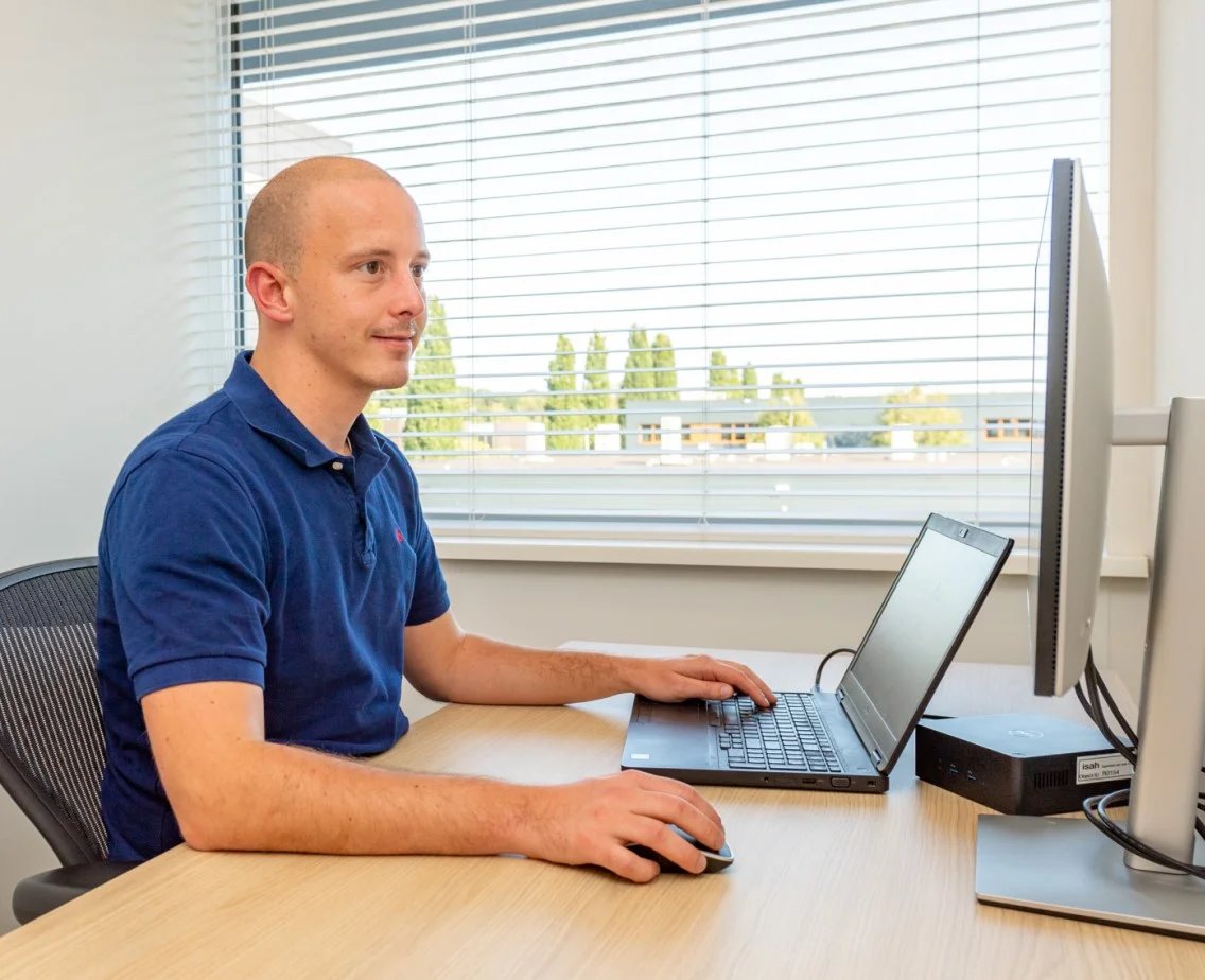isah-oplossing-documenten-mail-medewerker-beeldscherm