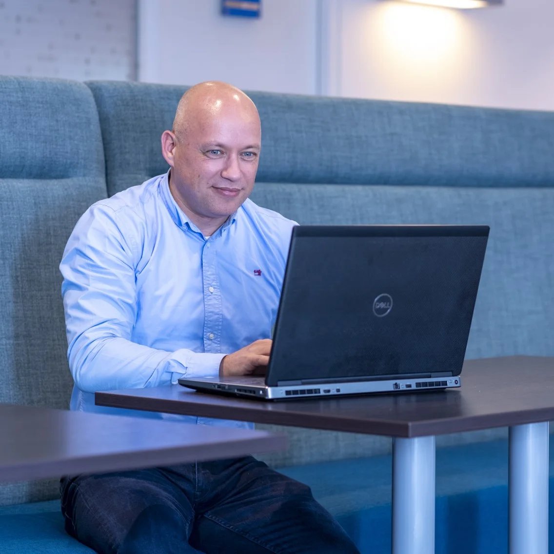 isah-oplossing-documenten-mail-medewerker-laptop