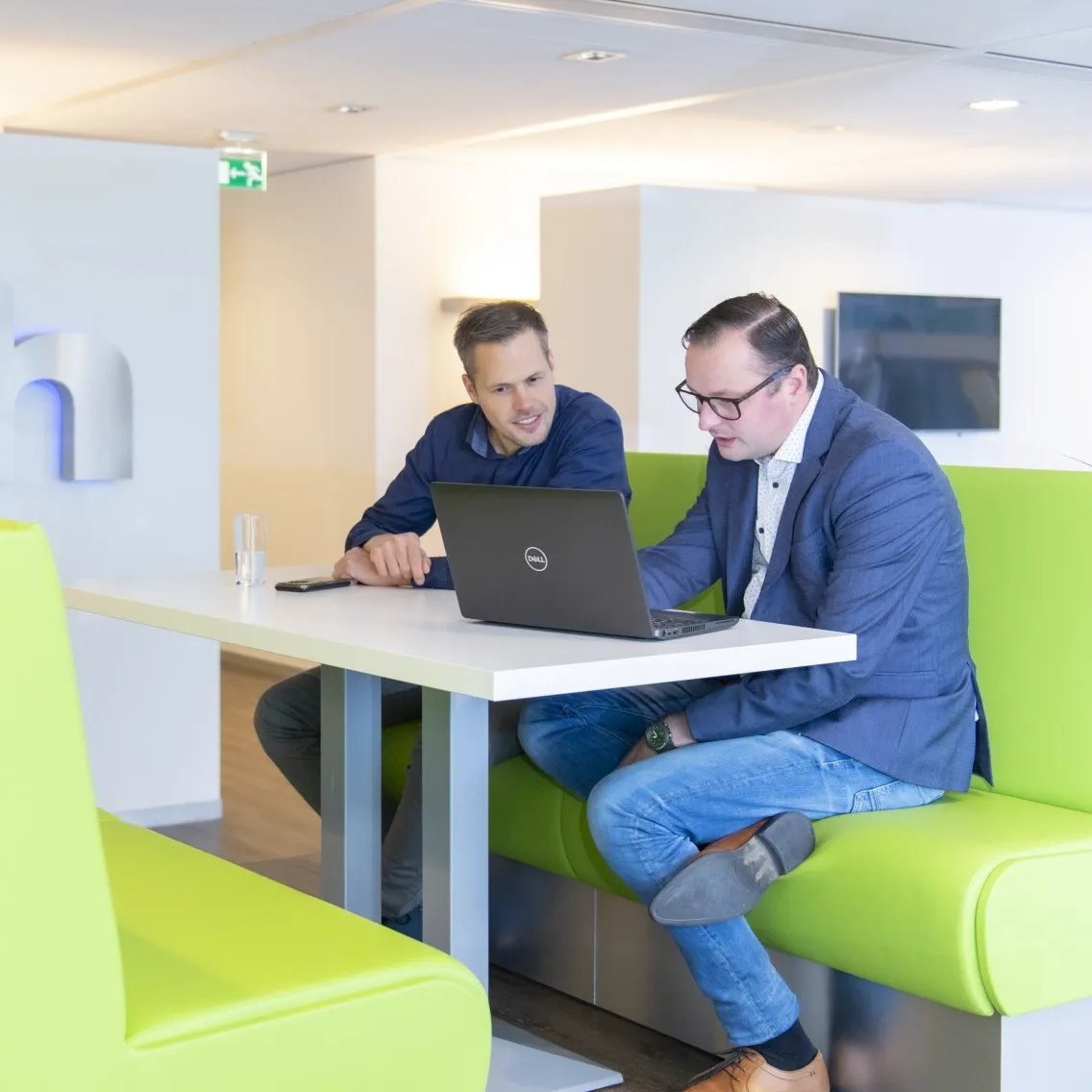 isah-oplossing-eigen-tabbladen-velden-overleg-met-laptop
