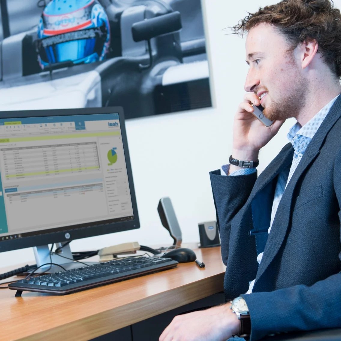 isah-oplossing-finance-medewerker-bellend-achter-scherm
