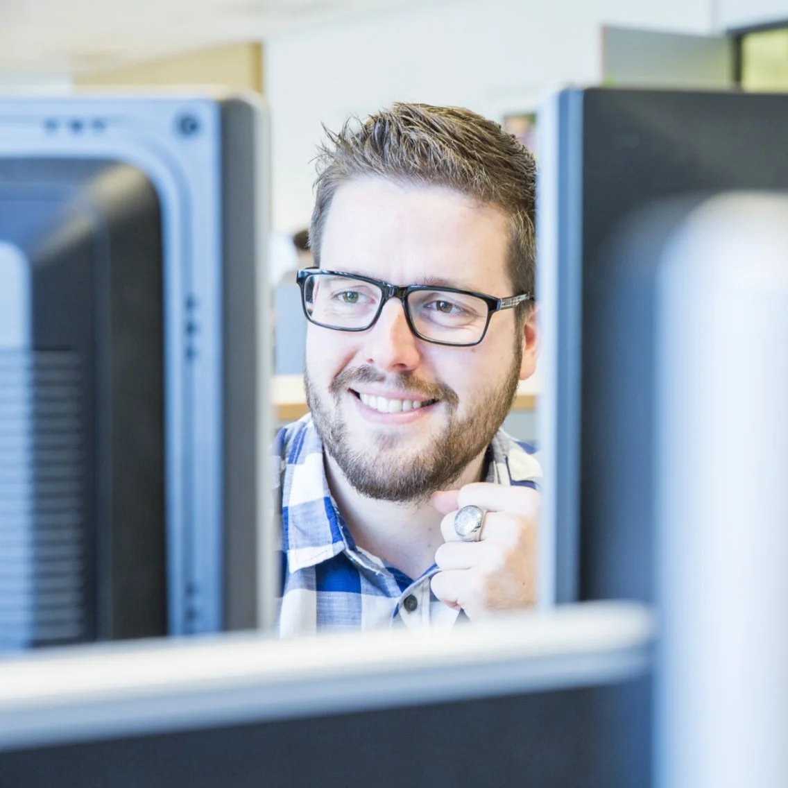 isah-oplossing-finance-medewerker-gezicht-tussen-schermen
