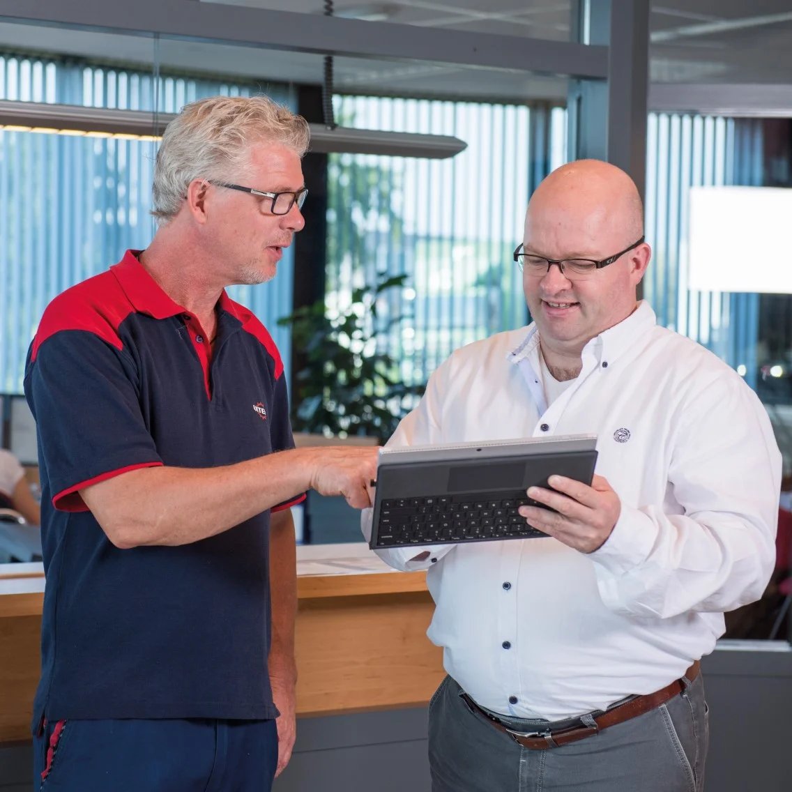 isah-lösung-mobile-field-service-mitarbeiter-beim-kunden