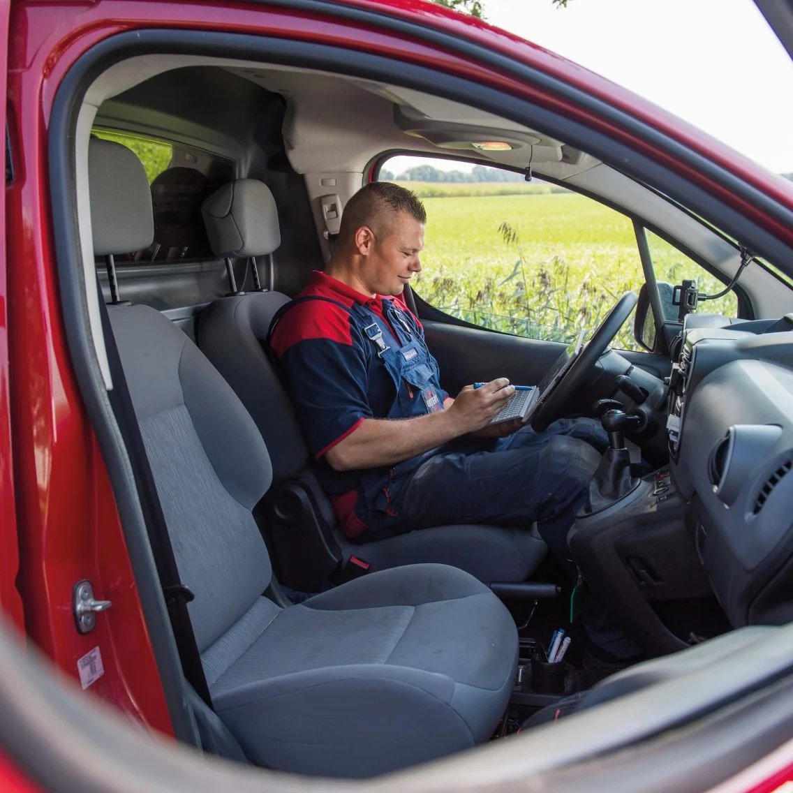 isah-lösung-mobile-field-service-mitarbeiter-in-servicefahrzeug