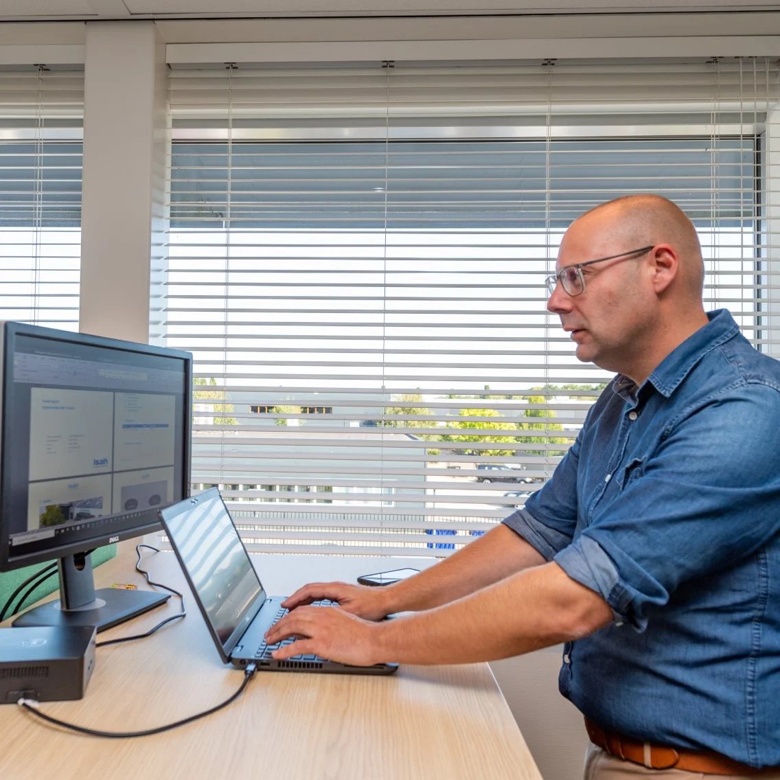 isah-oplossing-productconfigurator-medewerker-staand-bureau