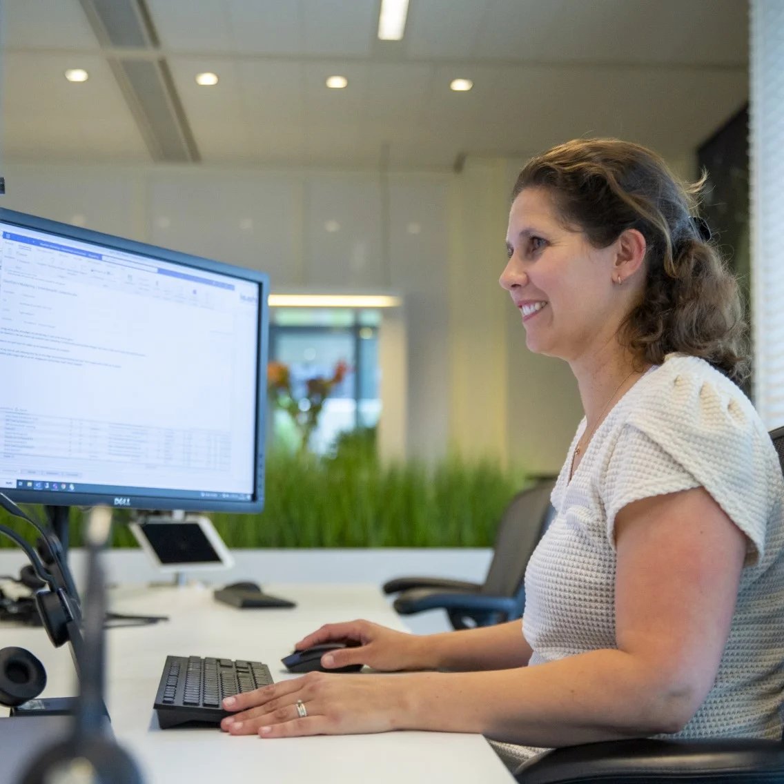 isah-oplossing-productconfigurator-medewerkster-achter-bureau