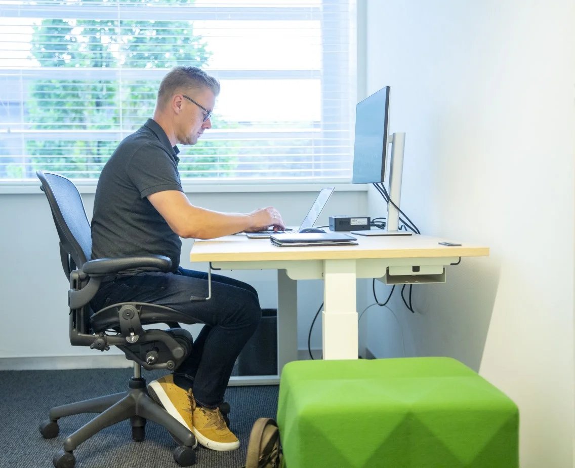 isah-lösung-project-management-mitarbeiter-sitzt-am-schreibtisch