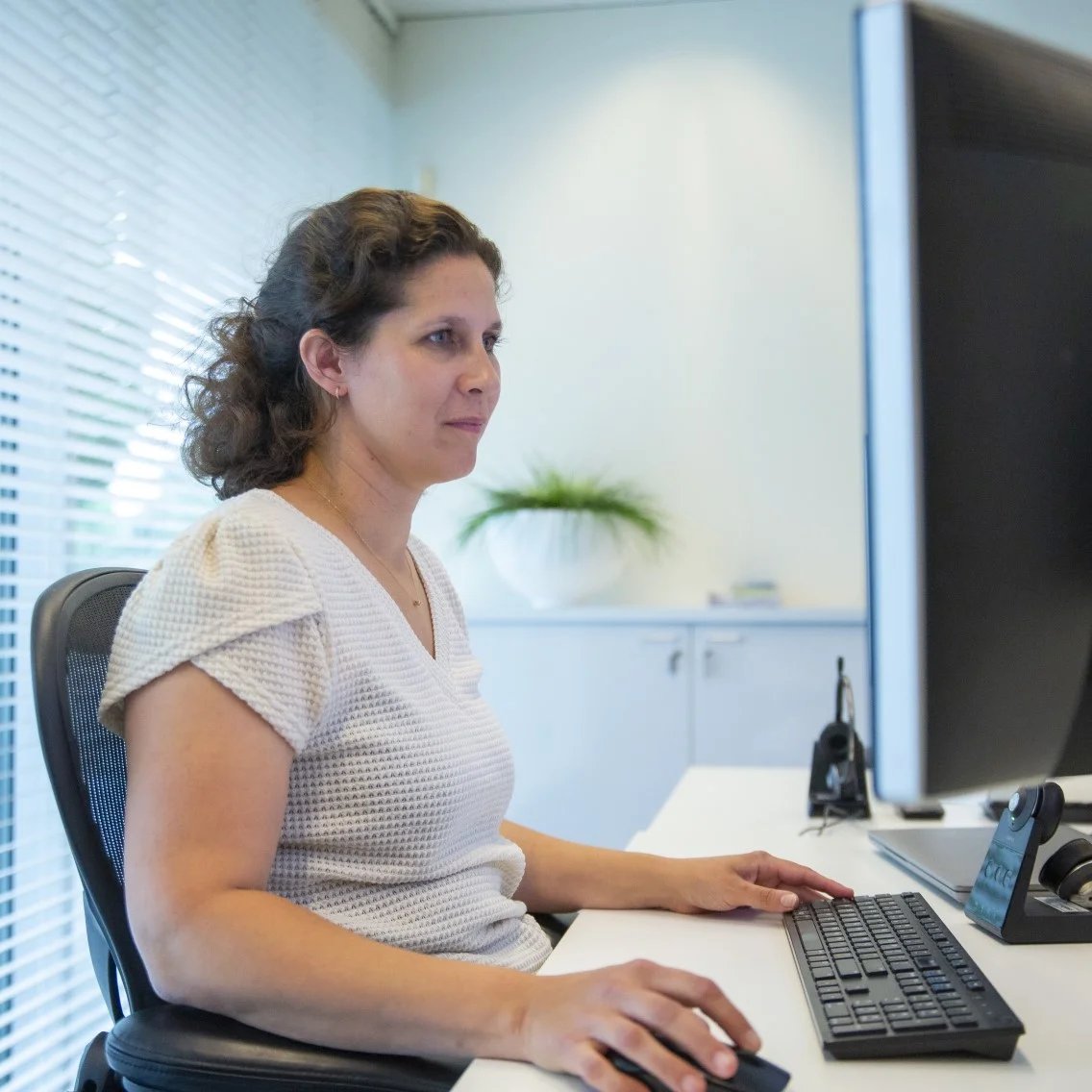 isah-lösung-project-management-mitarbeiterin-am-schreibtisch