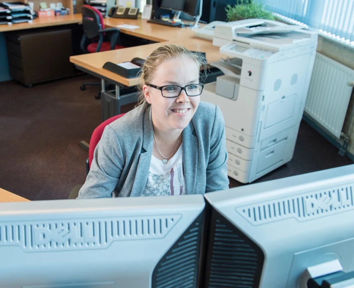 isah-lösung-service-mitarbeiterin-hinter-pc