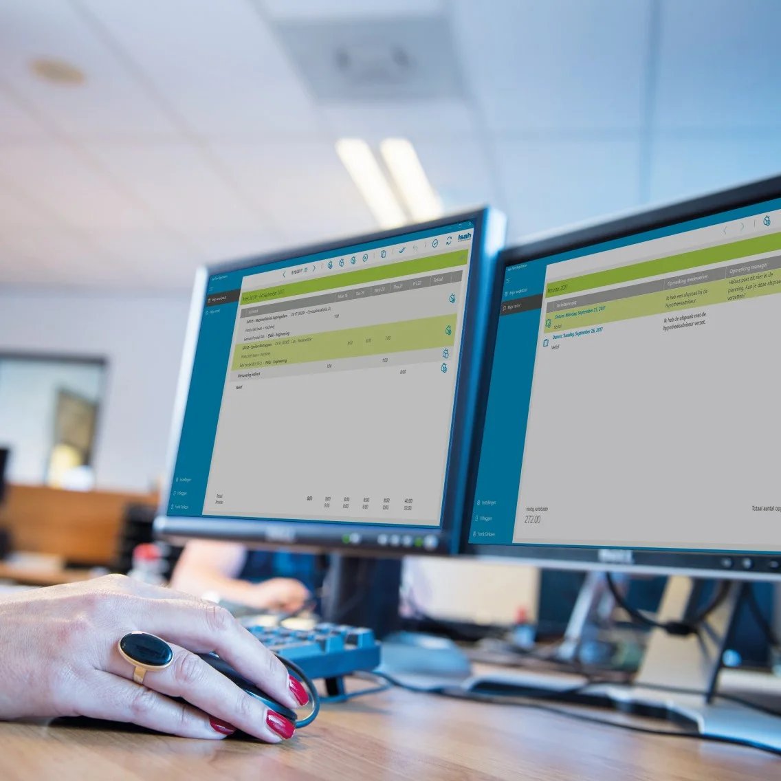 isah-lösung-time-registration-computerschirm-mit-app-hand-an-maus