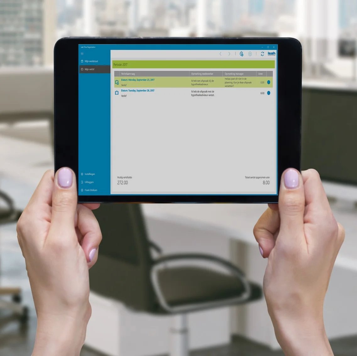 isah-lösung-time-registration-tablet-mit-app-in-händen