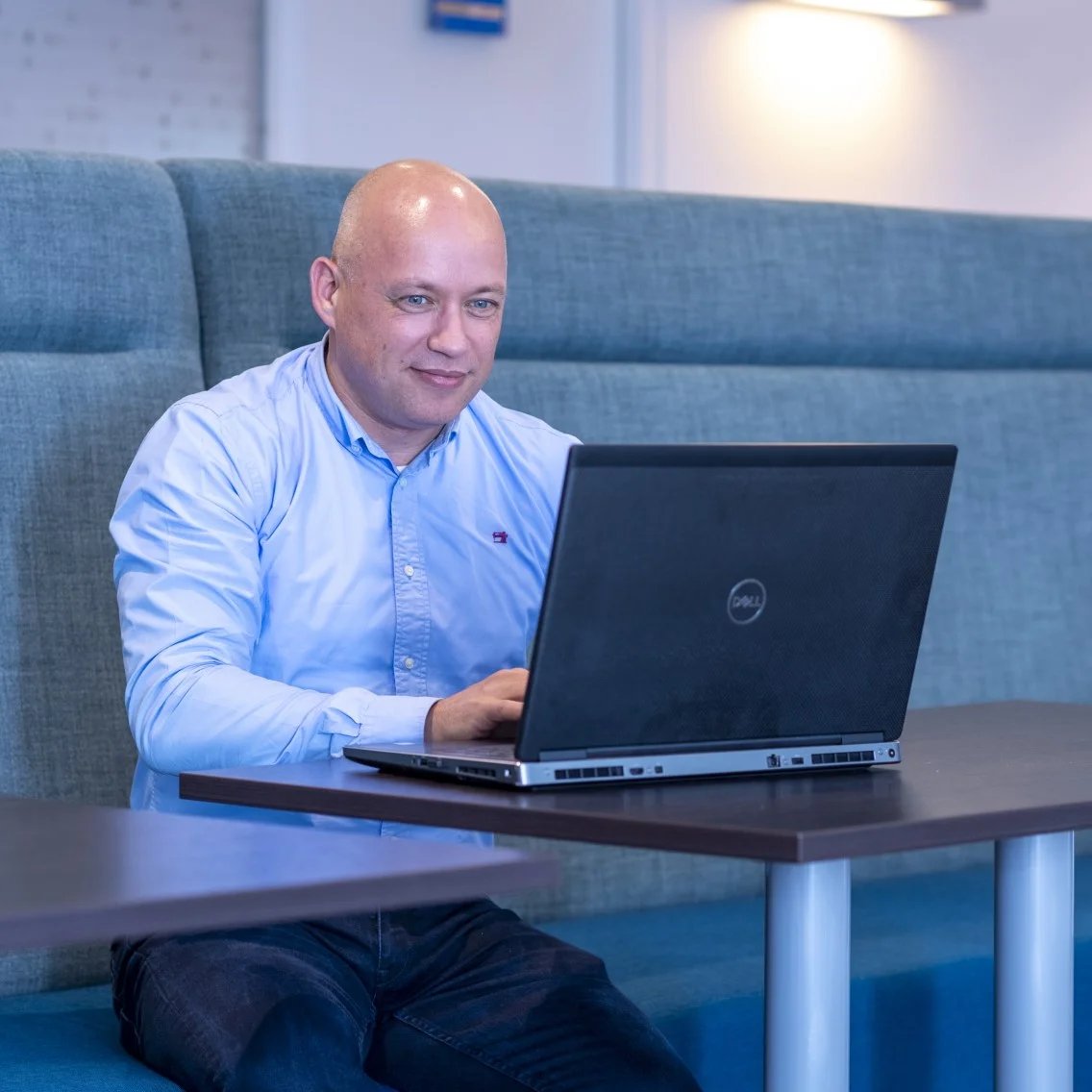 isah-oplossing-web-portal-collega-robert-achter-laptop