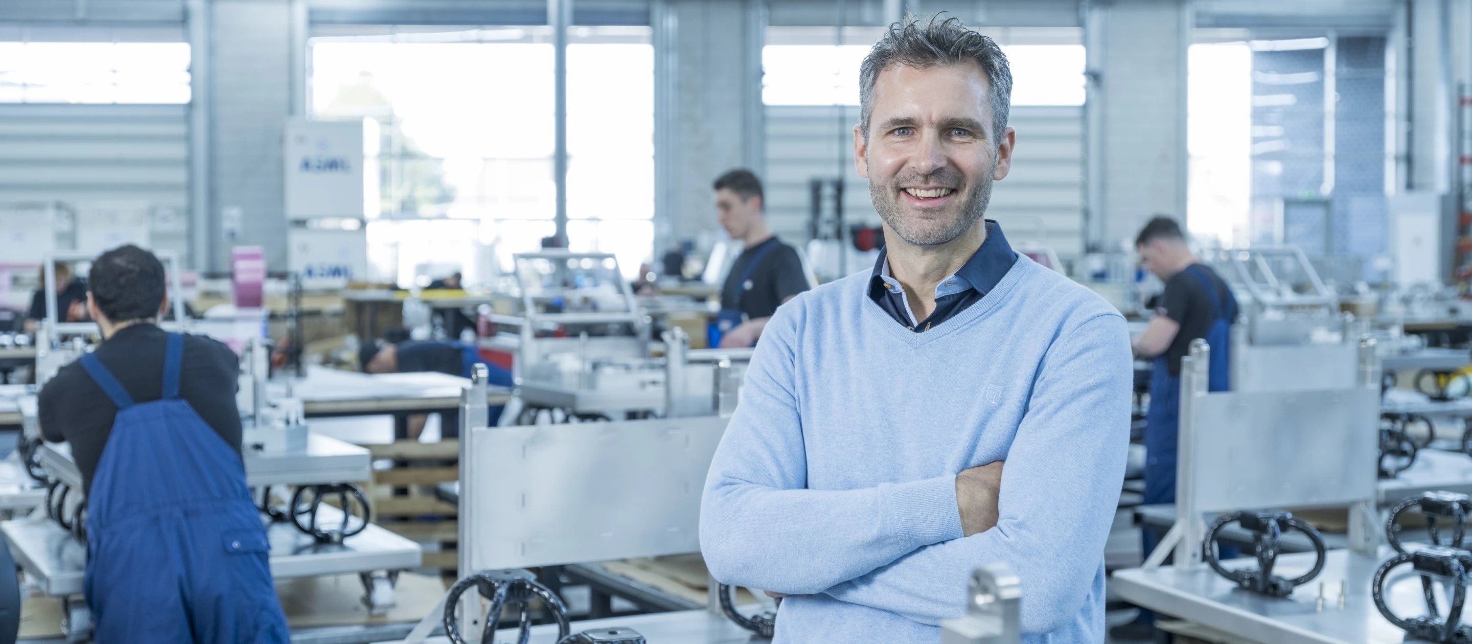 homepage-operations-manager-productie-lachend