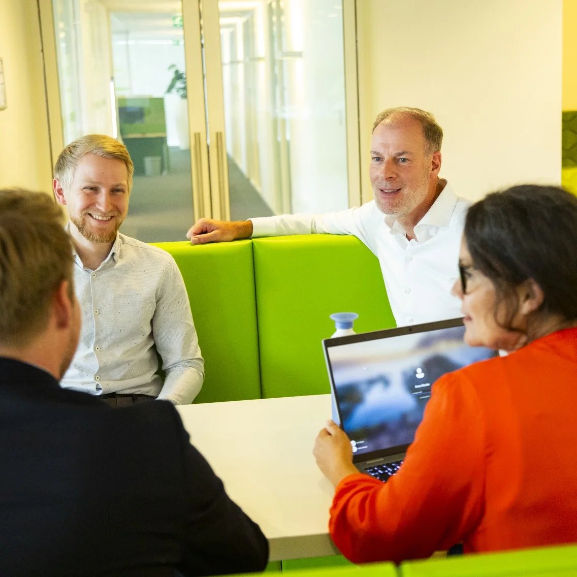 isah-maakindustrie-internationaal-werken-medewerkers-team-overleg