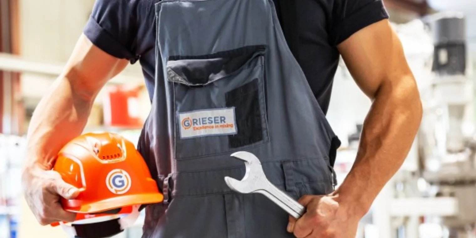 mitarbeiter-grieser-maschinenbau-mit-schraubenschlüssel