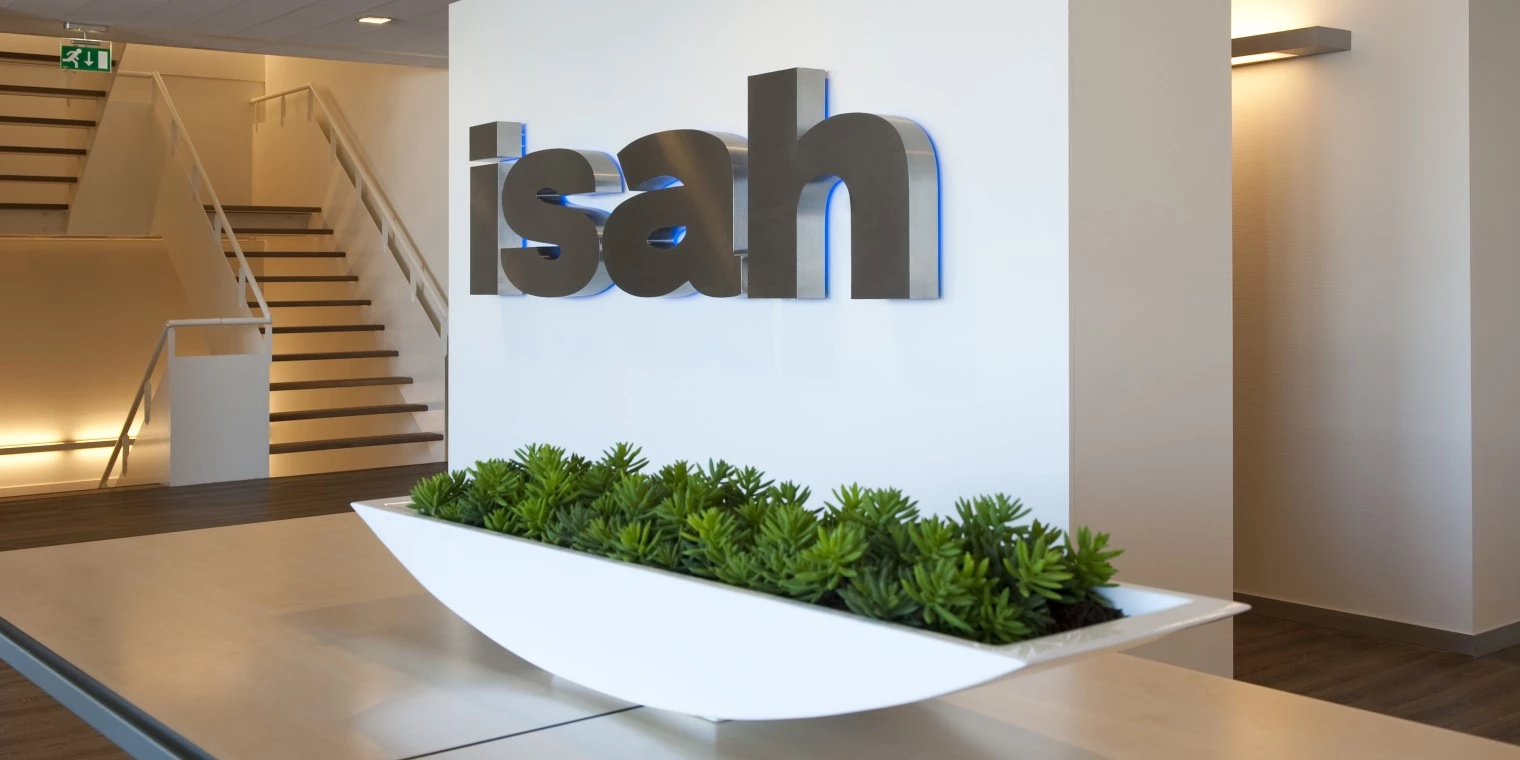 Isah Logo an Wand