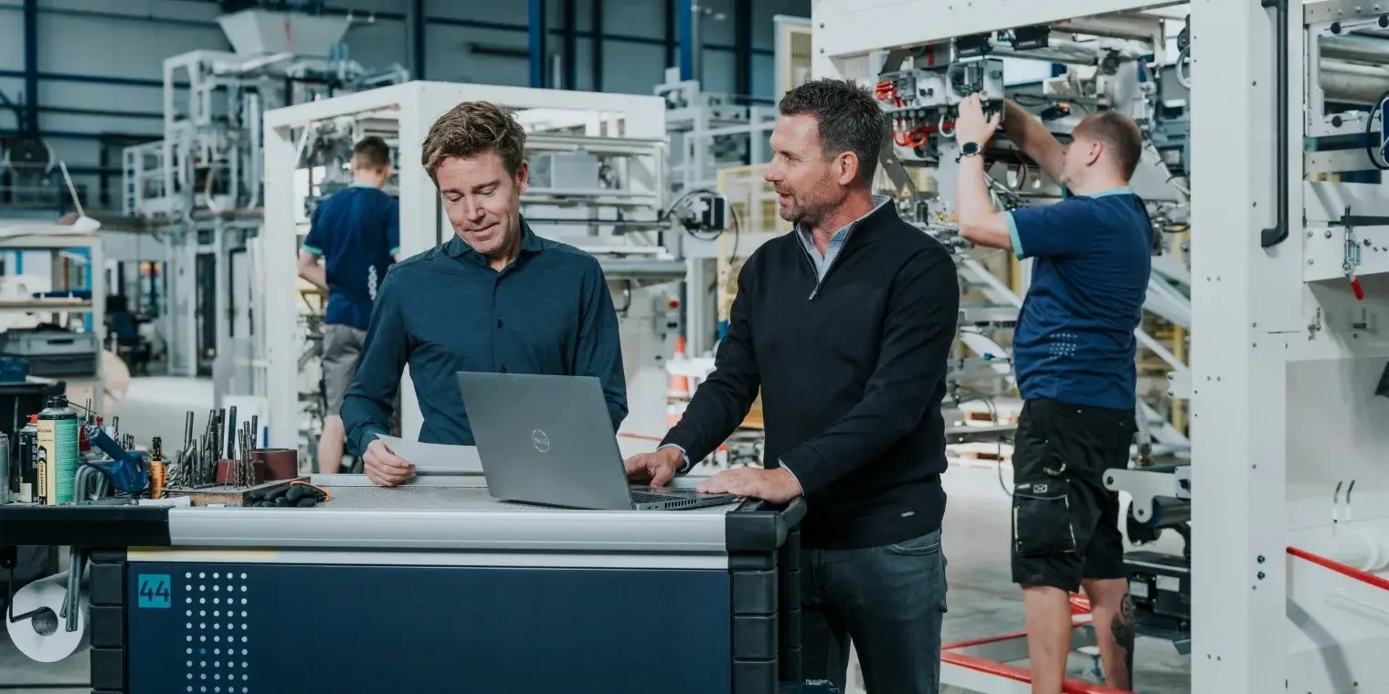 overleg-in-fabriek-met-laptop