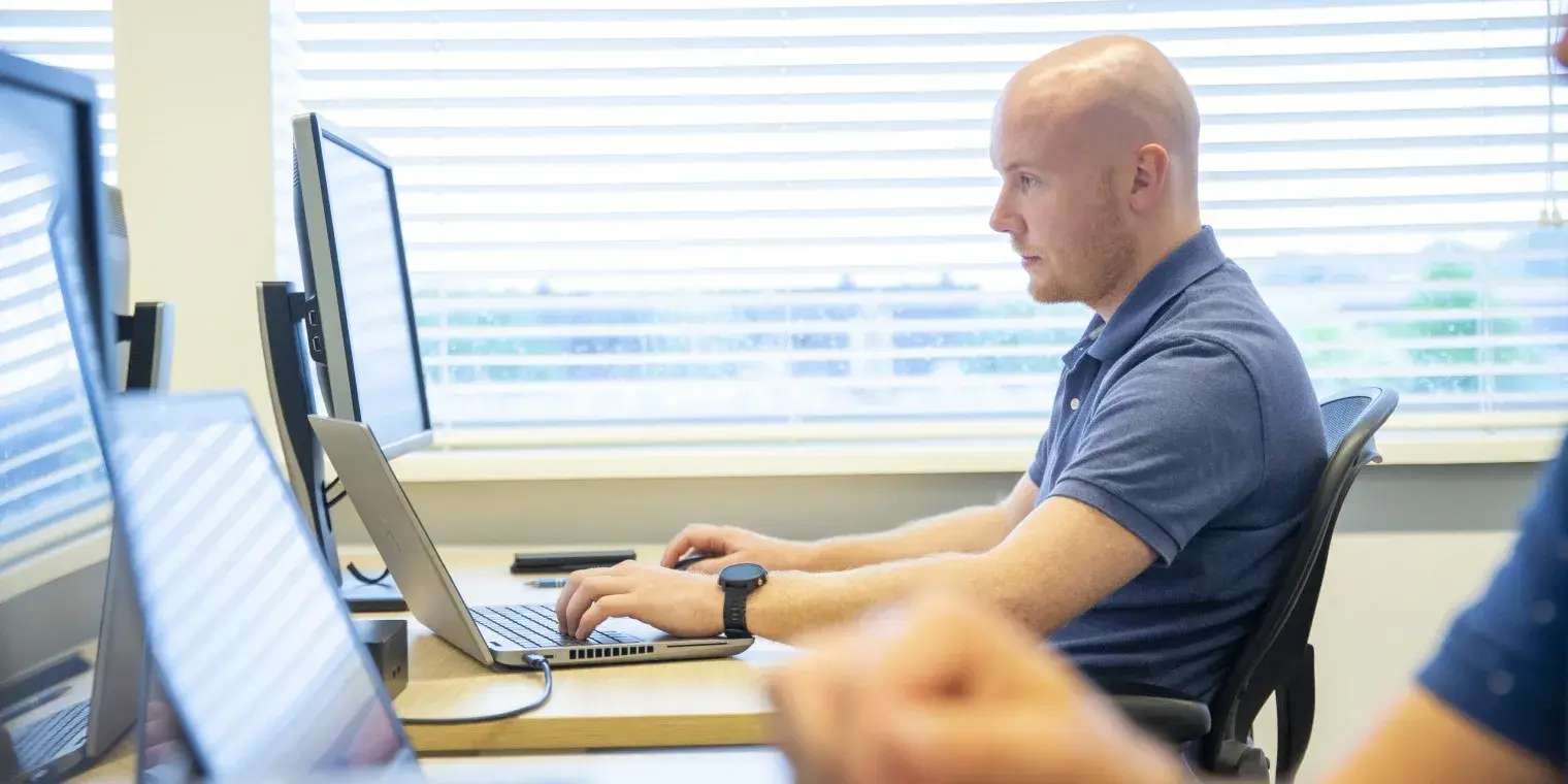 consultant-aan-het-werk-aan-bureau